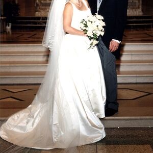 VINTAGE VERA WANG WEDDING DRESS SIZE 10